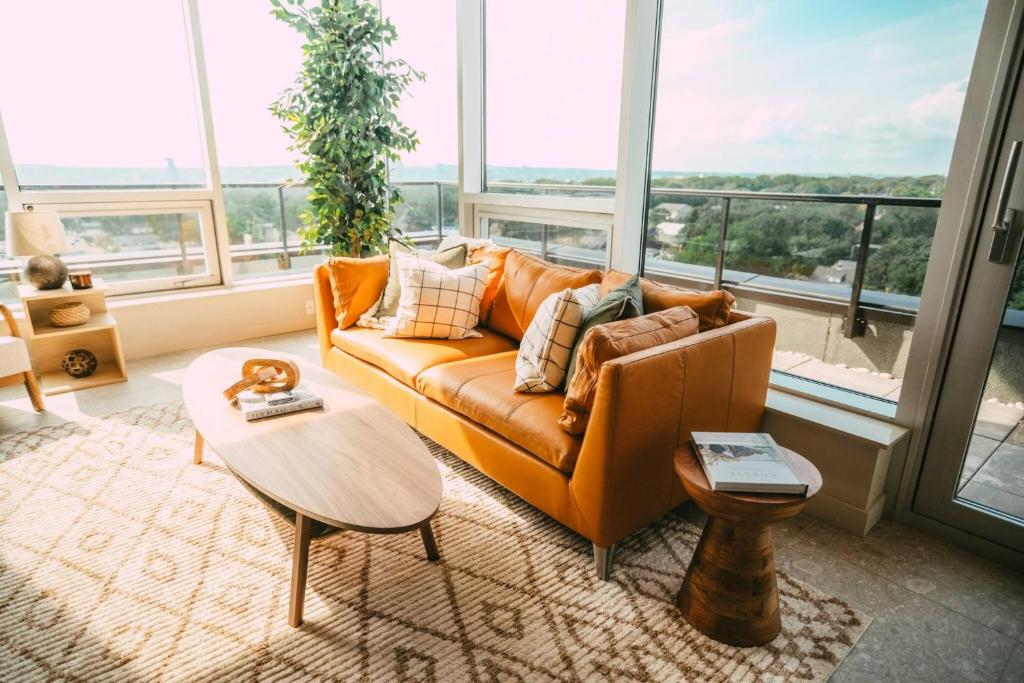 NEW Luxury 2BR Penthouse Apt In Central Halifax photo 2