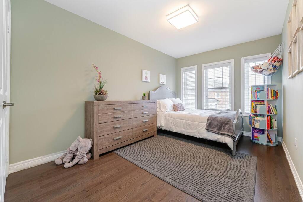 Luxurious Town Home in Bolton w. Hotub photo 3