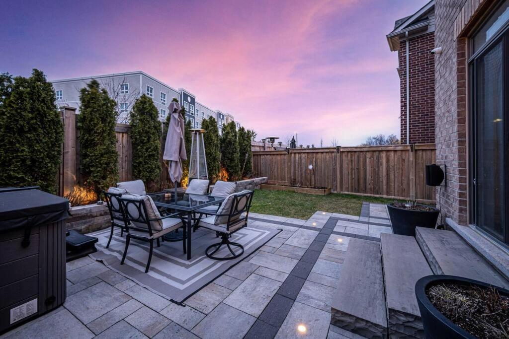 Luxurious Town Home in Bolton w. Hotub photo 4
