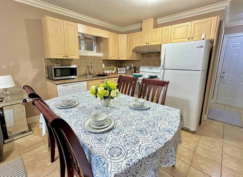 Serene 2BR Suite at Lloyd Ave photo 3