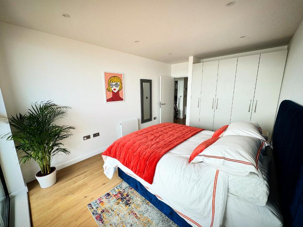 Stunning Beach Front Apartment with Sea views, FREE Parking & Balcony
