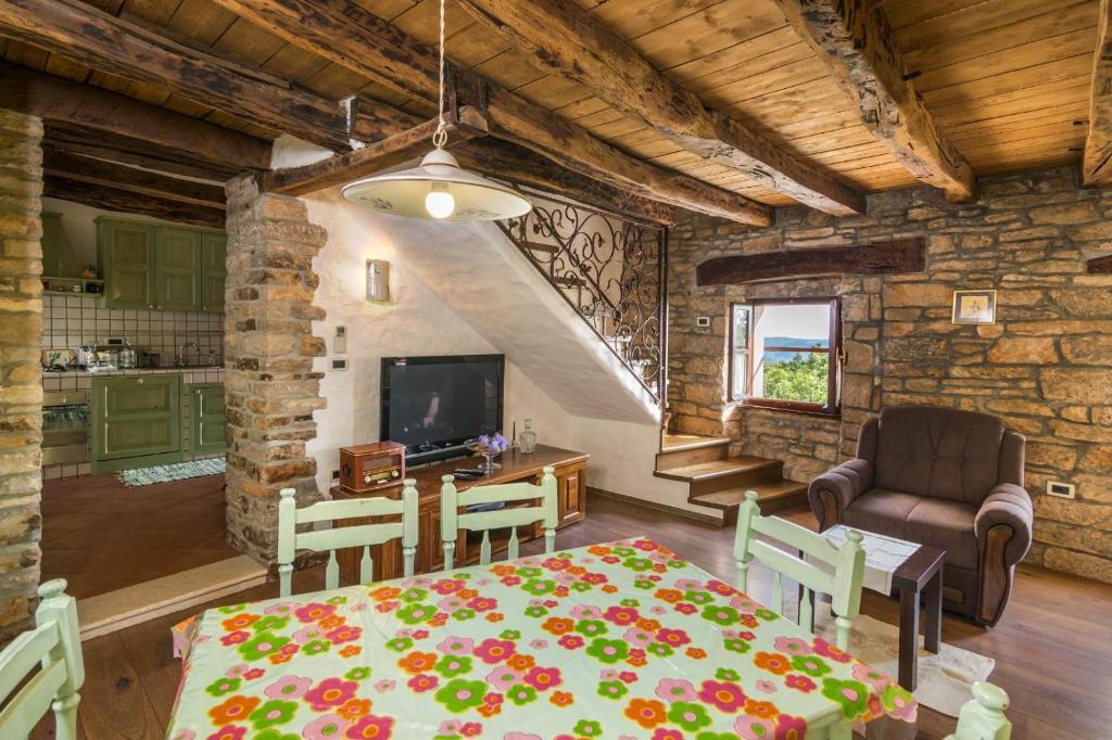 Rustic Villa Marija with panoramic view in Zrenj photo 4