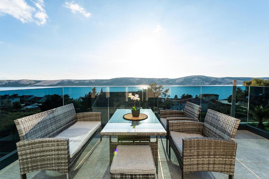 La Vie luxury apartments with a pool photo 2
