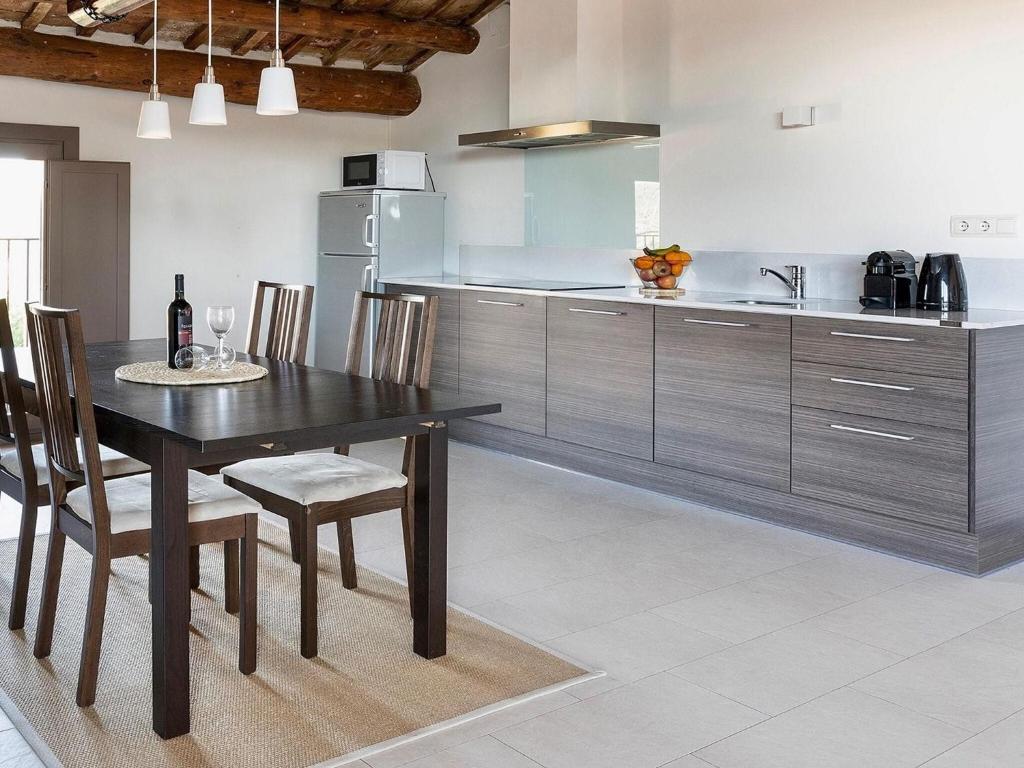 Montserrat apartment with terrace and pool photo 1