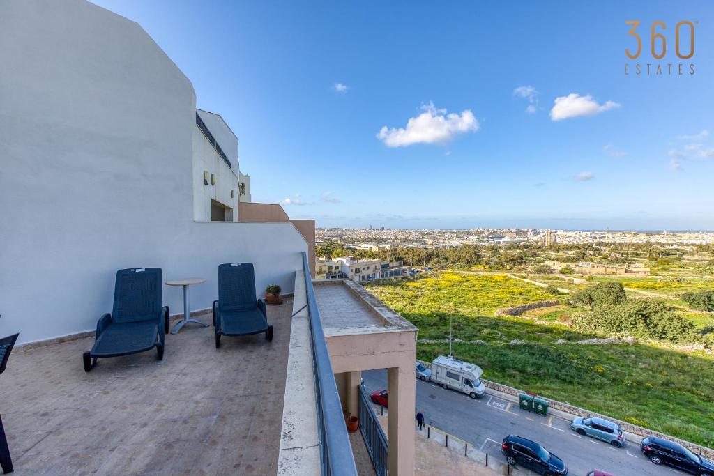 Beautiful PENT with terrace & spectacular views by 360 Estates photo 4