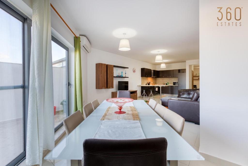 Beautiful PENT with terrace & spectacular views by 360 Estates photo 2