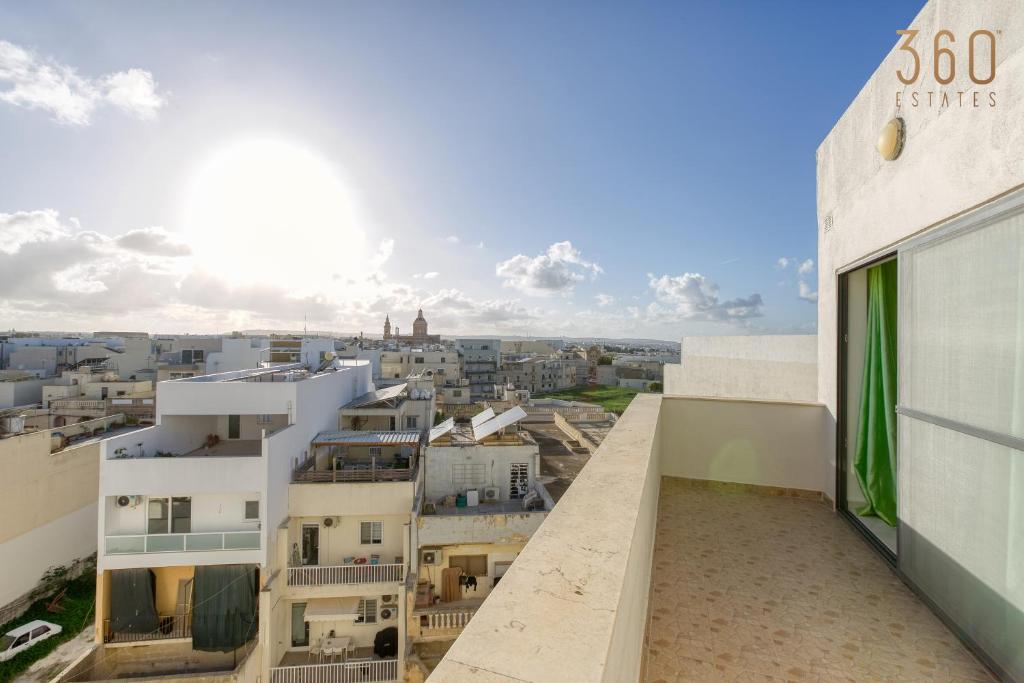Beautiful PENT with terrace & spectacular views by 360 Estates photo 3