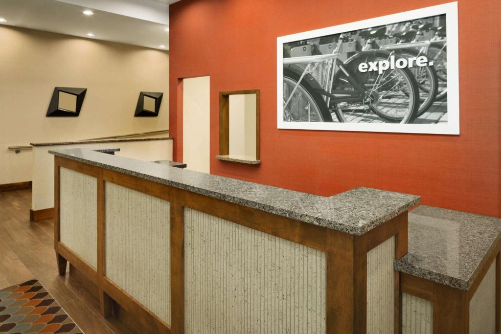Hampton Inn and Suites Clayton/St. Louis-Galleria Area photo 3