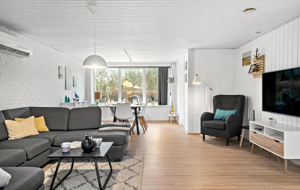 Awesome Home In Ulfborg With Kitchen photo 3
