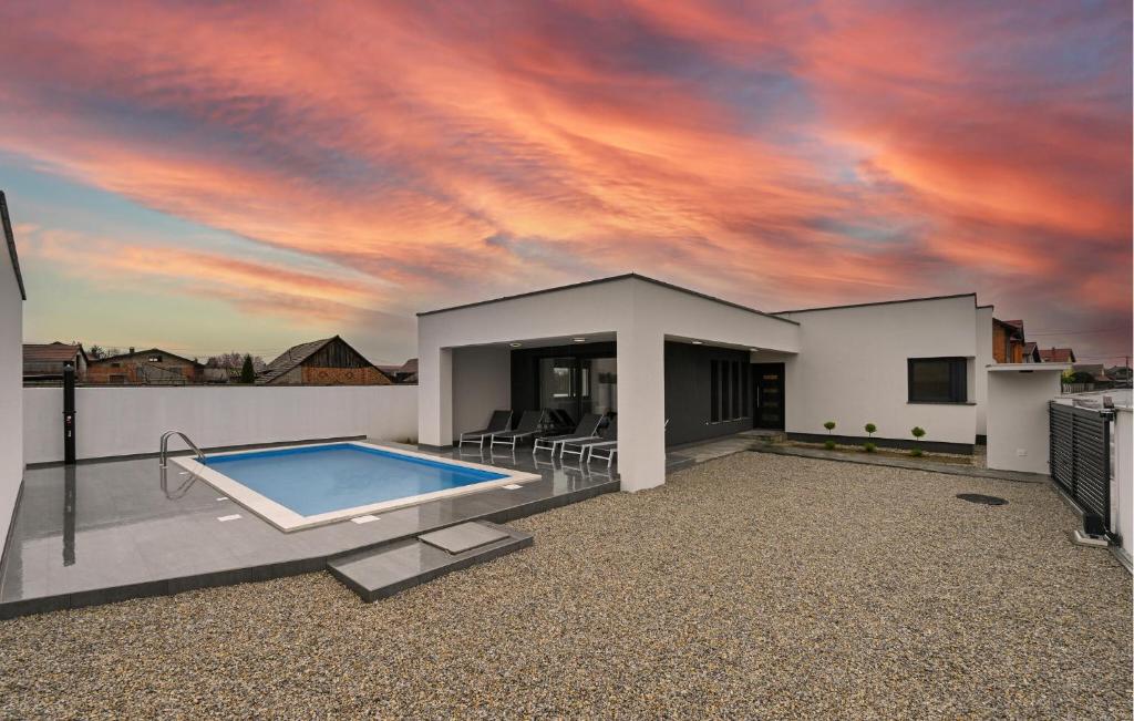 Gorgeous Home In Trnovec With House A Panoramic View
