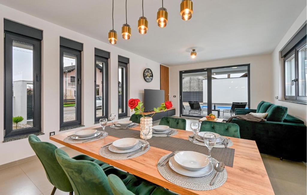 Gorgeous Home In Trnovec With House A Panoramic View photo 2