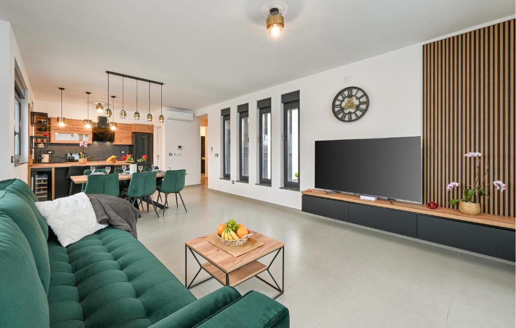 Gorgeous Home In Trnovec With House A Panoramic View photo 3