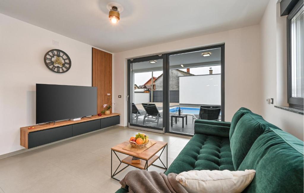 Gorgeous Home In Trnovec With House A Panoramic View photo 4