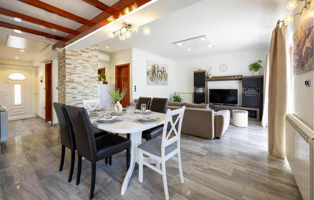 Gorgeous Apartment In Bajnice With Wifi photo 2