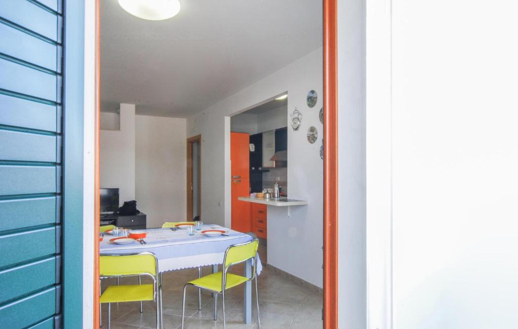 2 Bedroom Pet Friendly Apartment In Porto Santelpidio photo 2