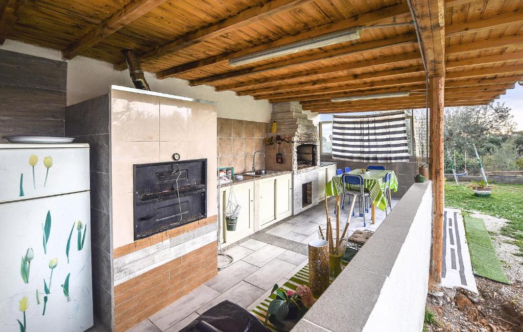 Awesome Apartment In Comiso With Kitchen photo 2