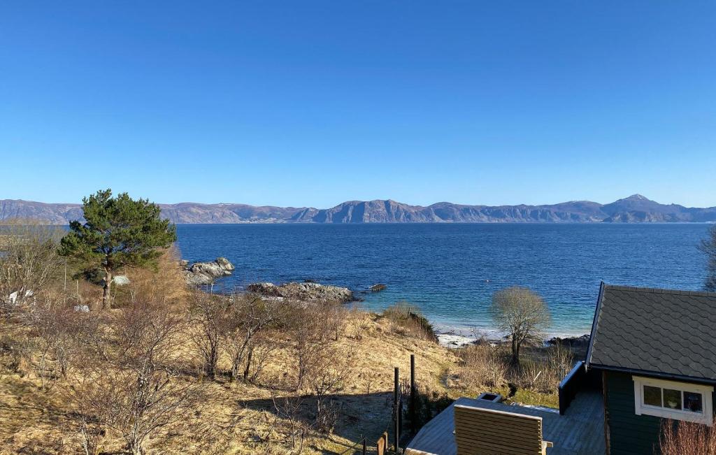 Awesome Home In Raudeberg With House A Panoramic View photo 2