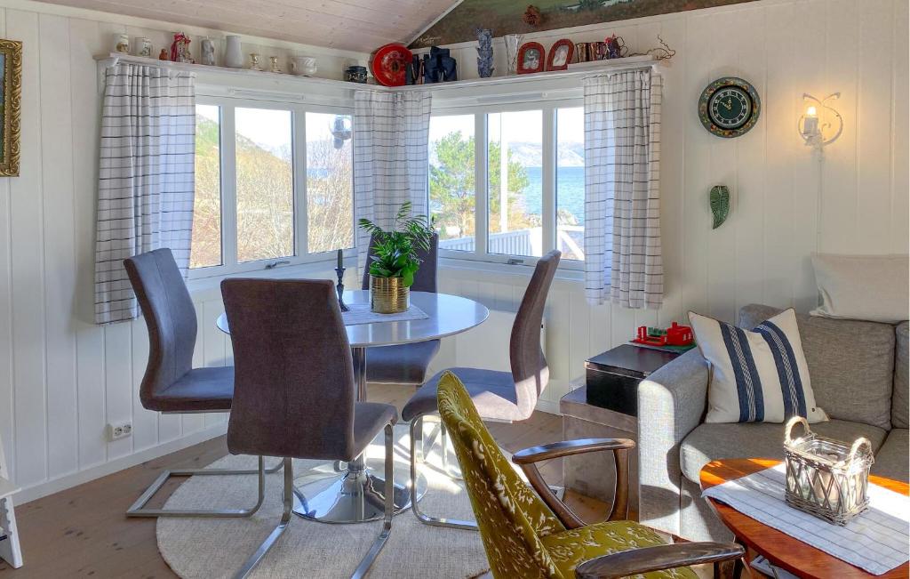 Awesome Home In Raudeberg With House A Panoramic View photo 3
