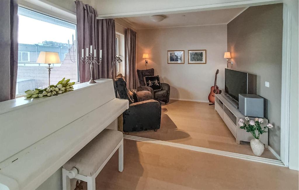 1 Bedroom Amazing Apartment In Troms photo 3