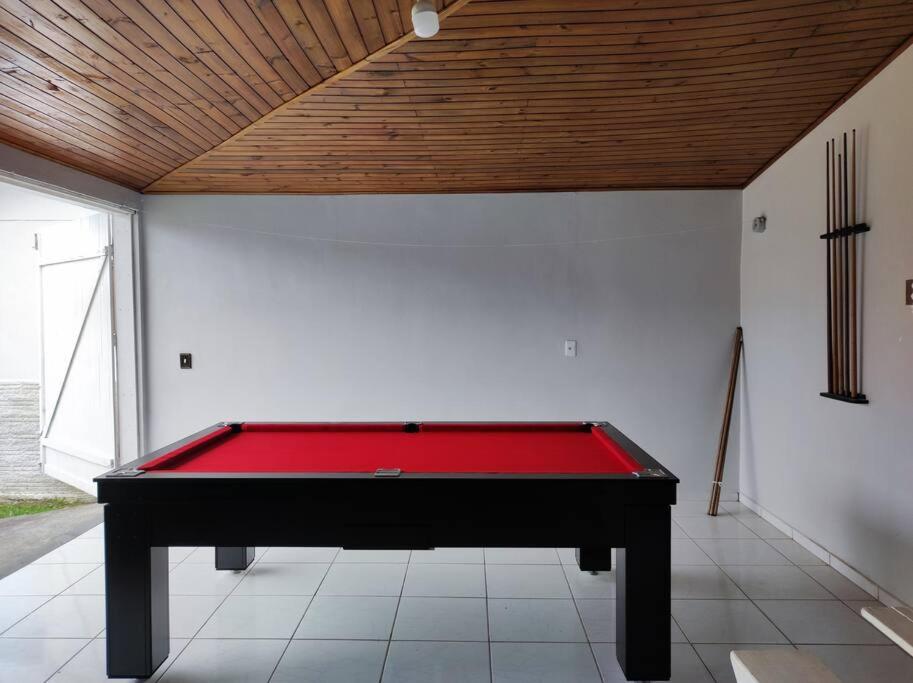 Casa Beje a poucos metros do mar, com mesa de Sinuca - 2 km do centro