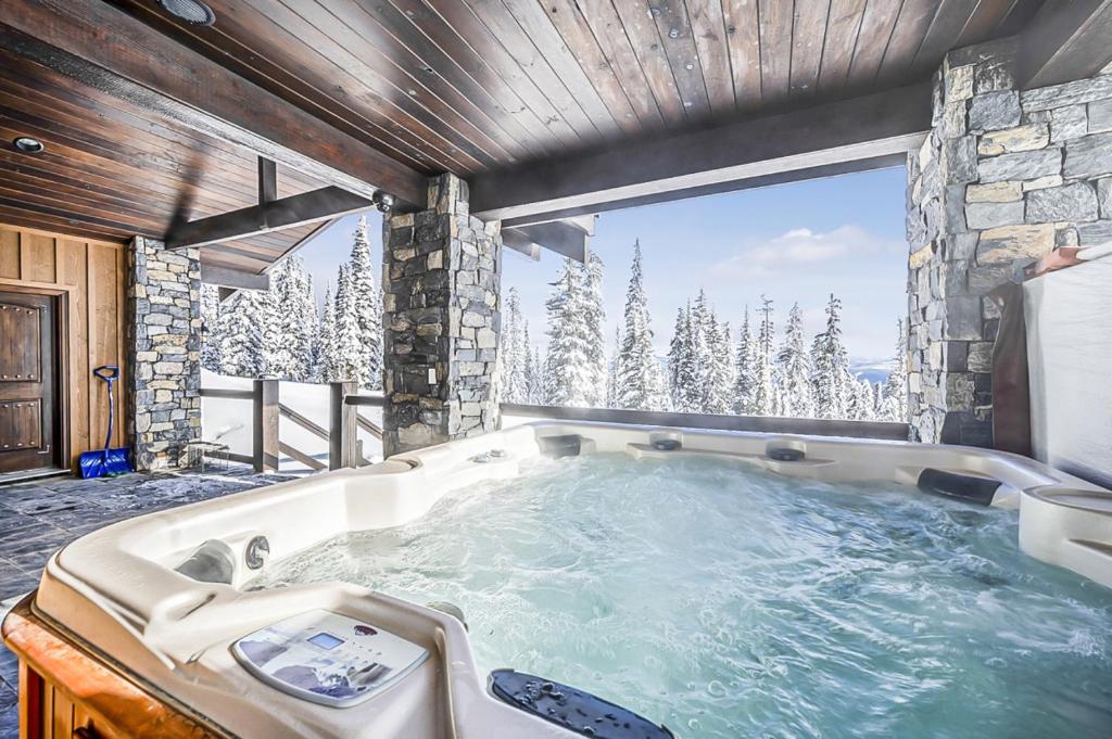 The Inuksuk Chalet 4800 sq ft of Big White Excellence photo 4