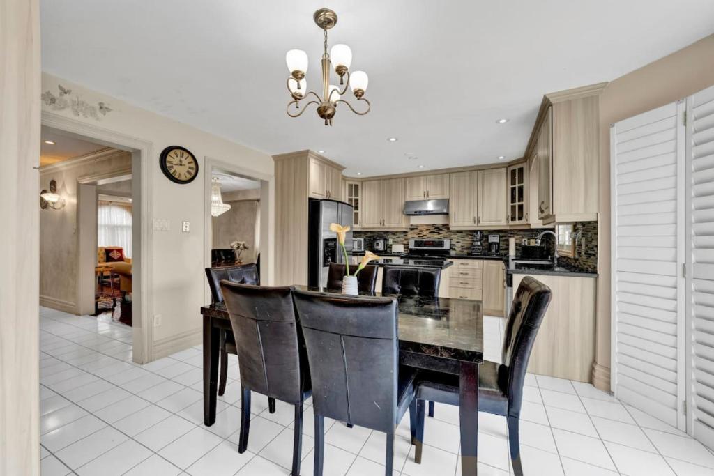 Individual Bedroom - Charming Private Room and Ensuite in Shared Home photo 3