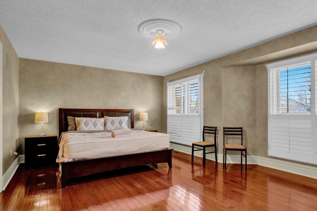 Individual Bedroom - Homey Queen Retreat with Kitchen and Living Room in Shared Home