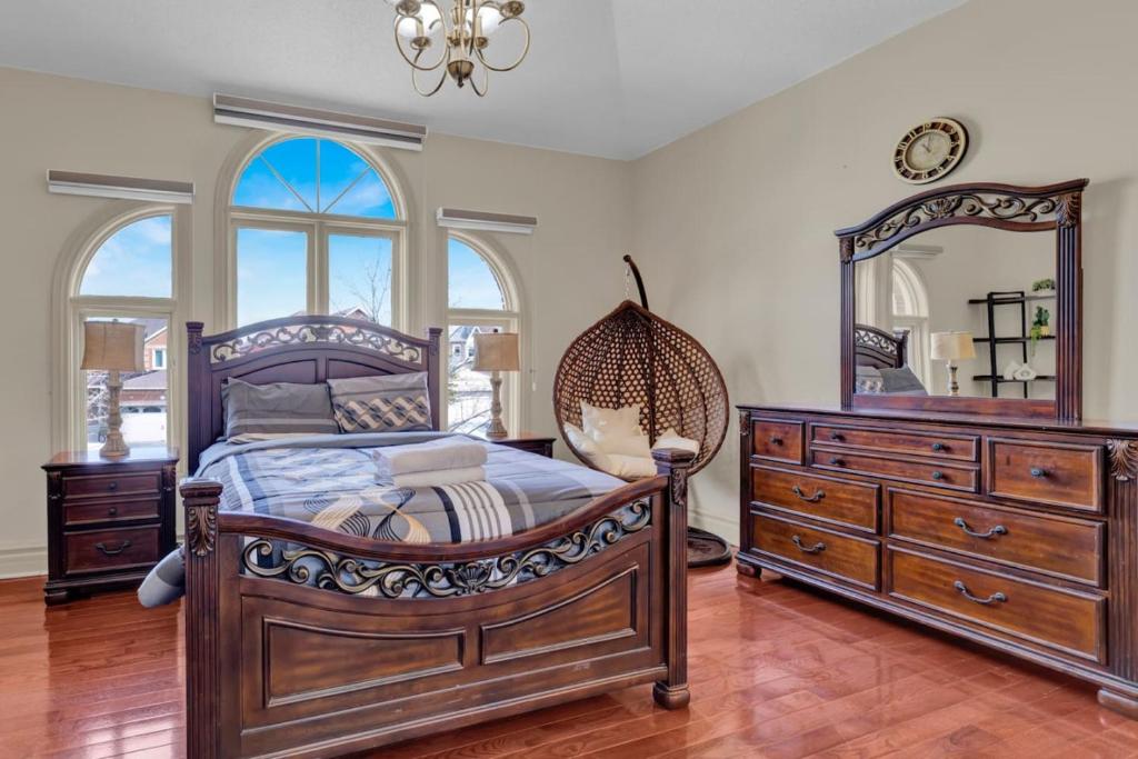 Individual Bedroom - Bright and Private Queen Suite with Modern Amenities in Shared Home