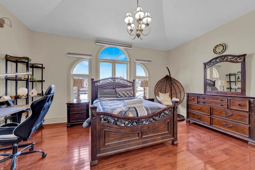 Individual Bedroom - Bright and Private Queen Suite with Modern Amenities in Shared Home photo 4