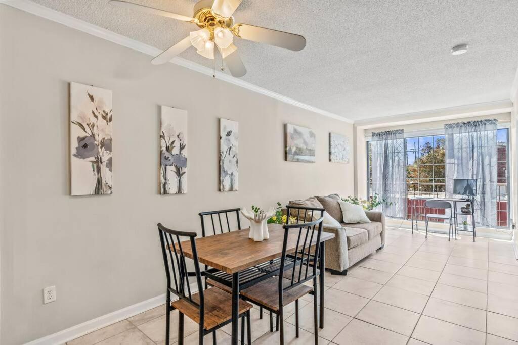 Downtown Columbia Apartment image