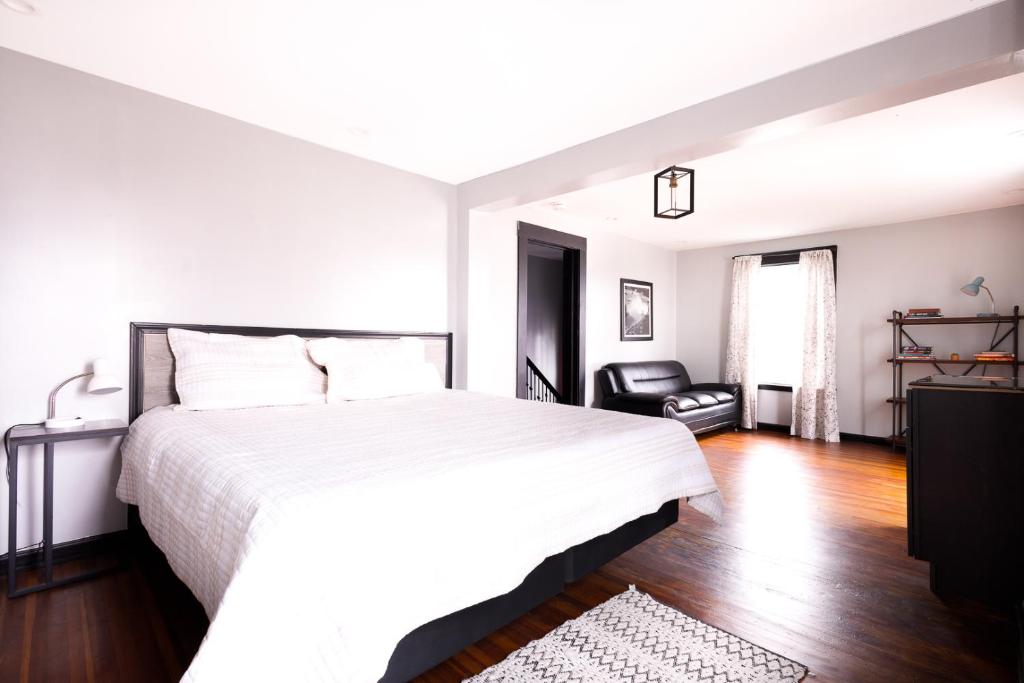 The Pub- 8BR Free Parking, Minutes From Falls & Casino photo 3