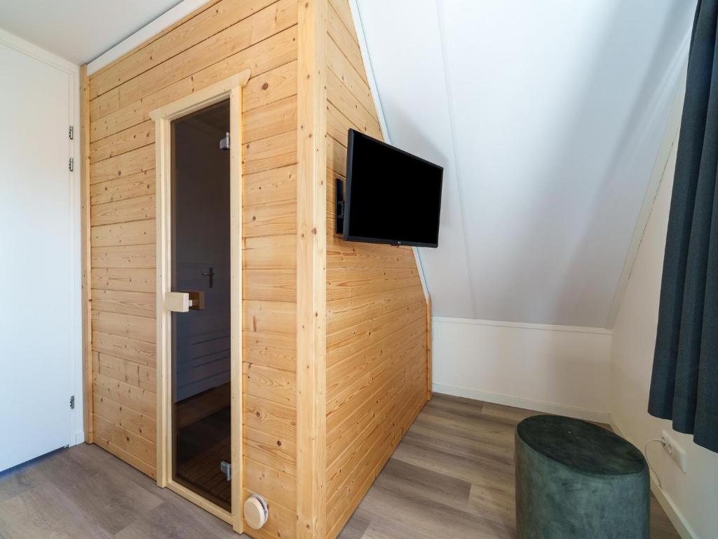 Nice holiday home with sauna near a lake photo 4