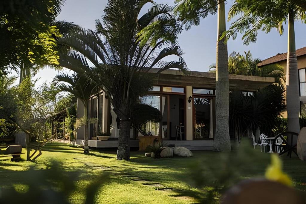 Casa charmosa cercada por verde