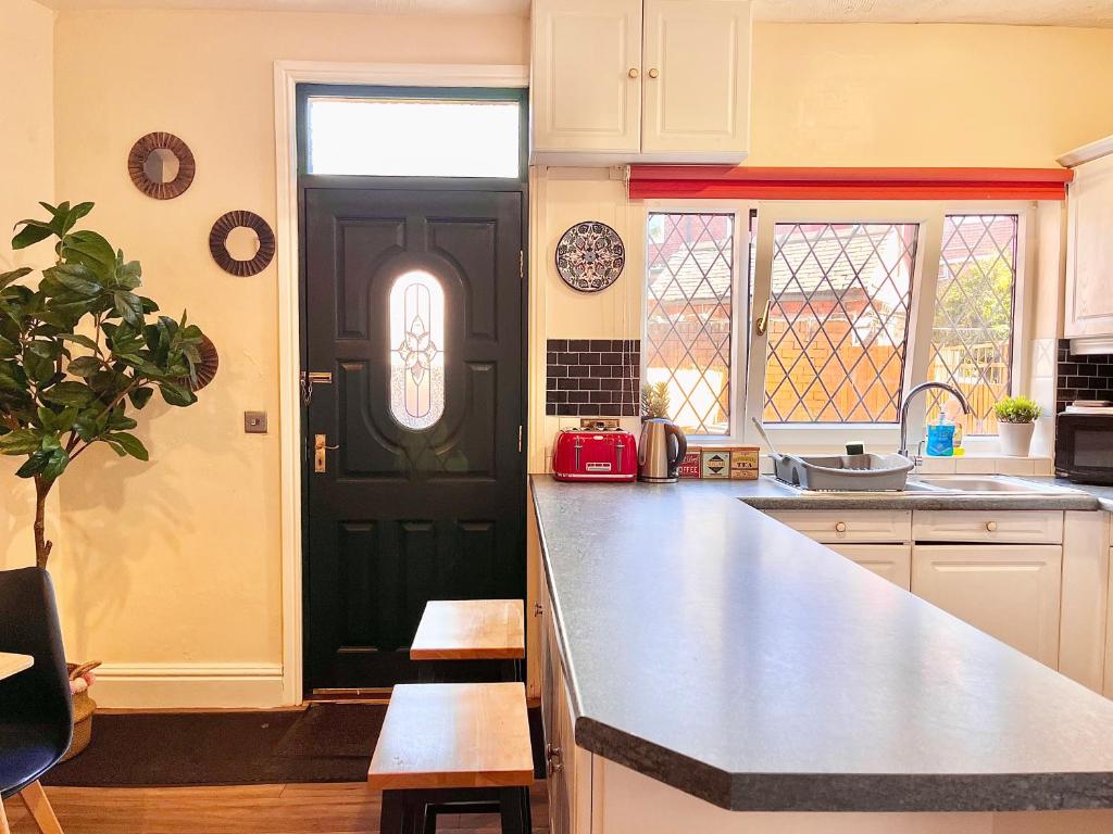 Summer Lane House-3 Bedrooms-Close to M1-Longer Stay-Free Parking photo 4