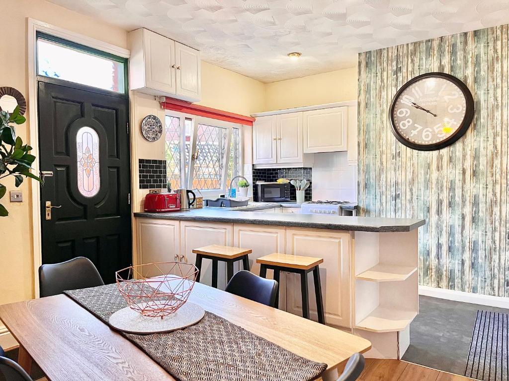 Summer Lane House-3 Bedrooms-Close to M1-Longer Stay-Free Parking photo 3