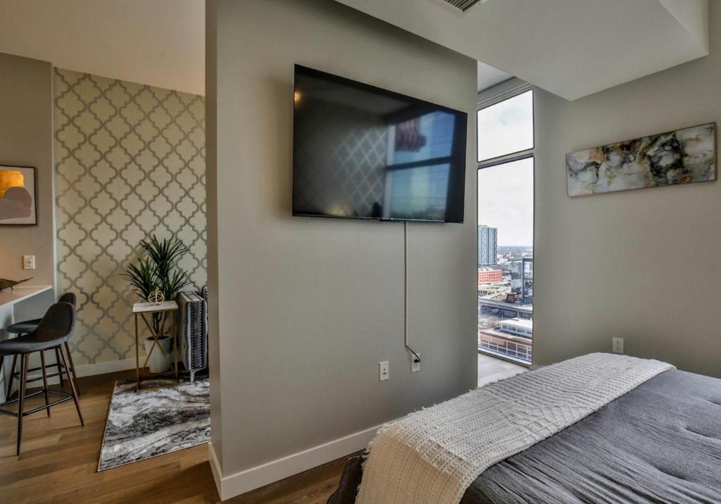 The Gulch King Studio With Lounge, Pool, Gym, Parking - Tap to explore photos