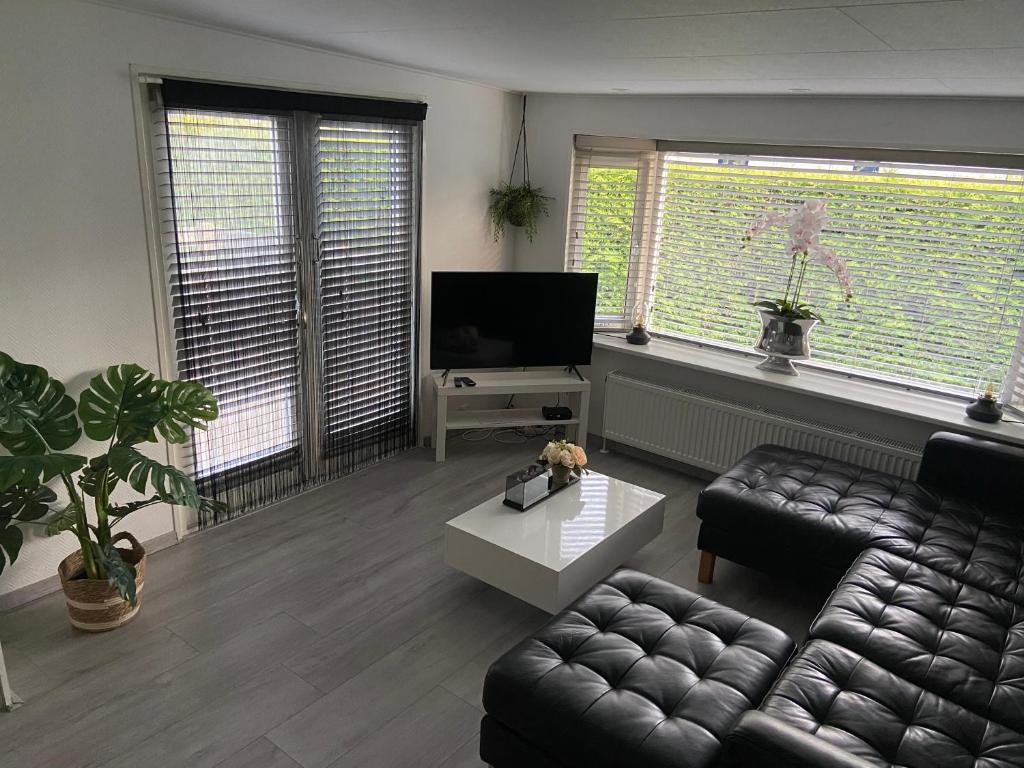 Luxe gerenoveerde L-chalet photo 3
