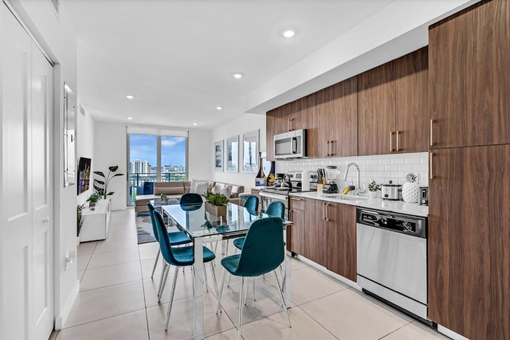 Chic 3 Bed Retreat Mins Brickell With Free Parking image