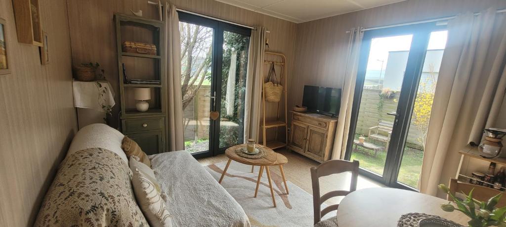 "La cabane du sentier", logement original en bois et sur pilotis avec beau jardin et très proche de la mer photo 4