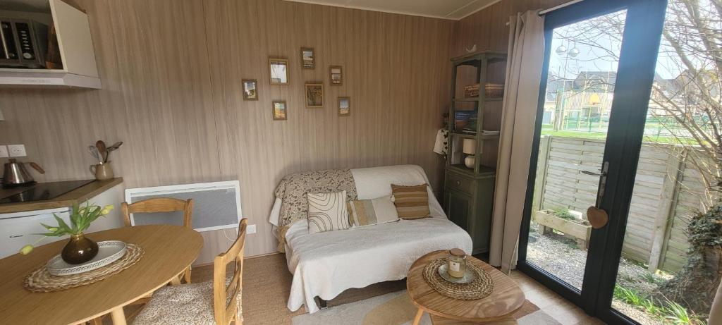 "La cabane du sentier", logement original en bois et sur pilotis avec beau jardin et très proche de la mer photo 2