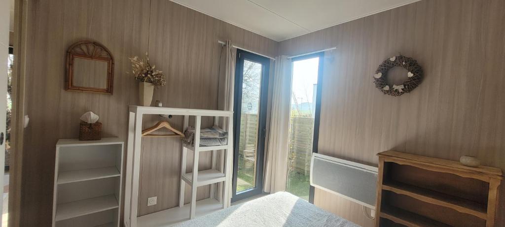 "La cabane du sentier", logement original en bois et sur pilotis avec beau jardin et très proche de la mer photo 1