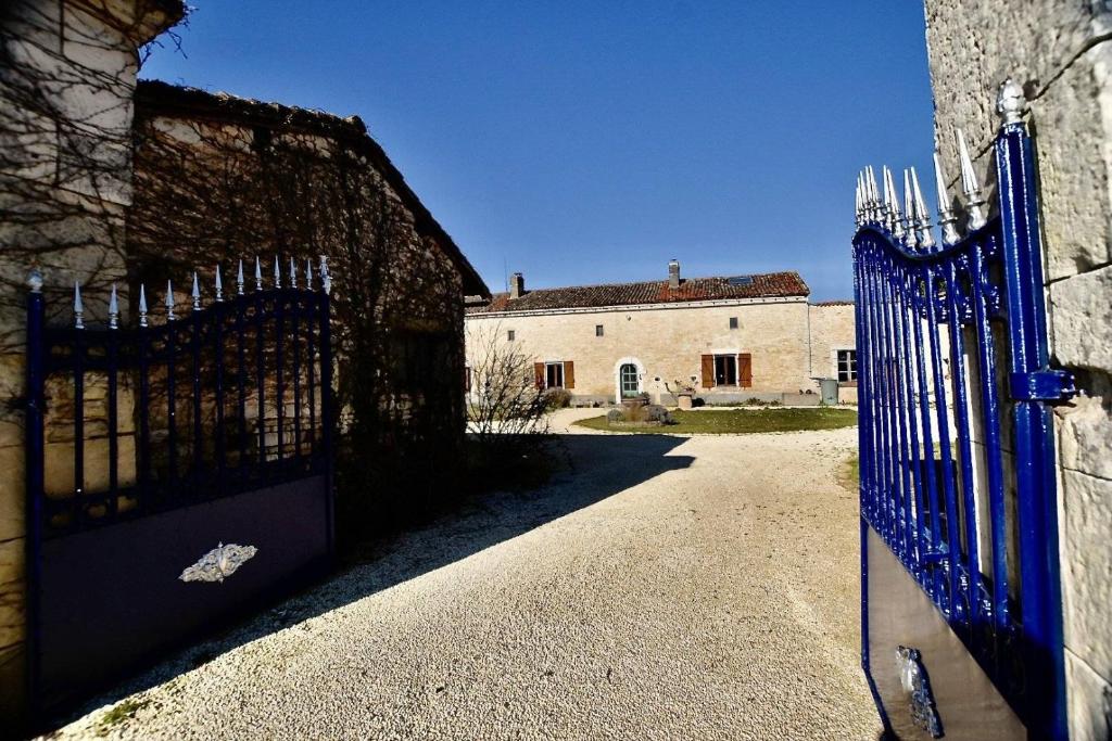Spacious & Characterful 6 Bed Farmhouse with Pool photo 2