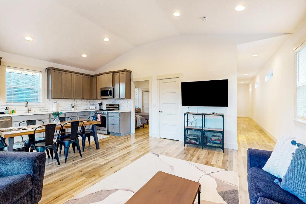 The PNW Adventure Townhome photo 4