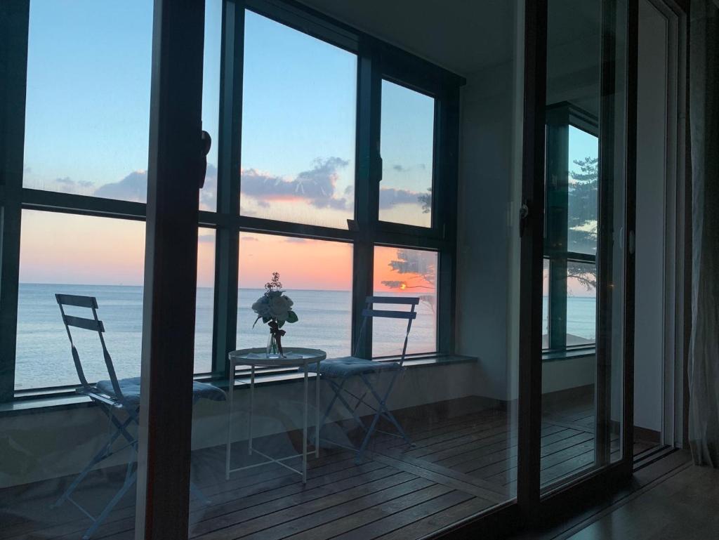 Ocean & sunrise View-10 seconds of beach walk - Three bedrooms photo 2