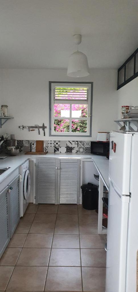 CHARMANT HAUT DE VILLA AVEC PISCINE PARTAGEE photo 1