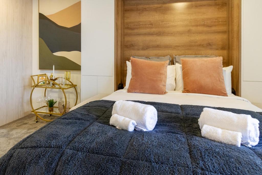 Urban Retreat at 8 Wilmer: Upper Level Studio Gem - Tap to explore photos