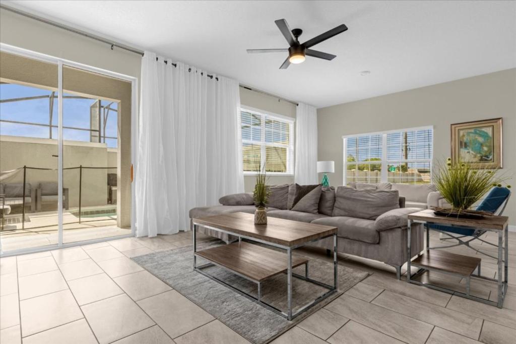 5 Bedroom- 5 Bathroom Storey Lake 4901 Wa image