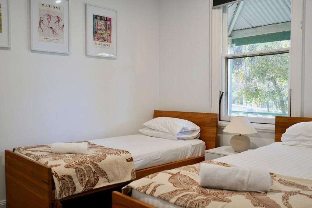 Honeysuckle St Cottage. Central Location. Sleeps 8 photo 4