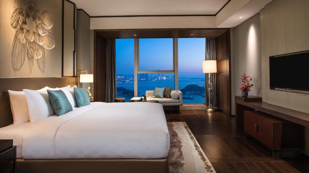 HUALUXE Xiamen Haicang Habour View - An IHG Hotel