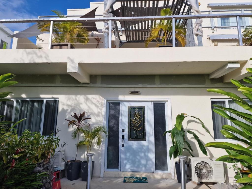 Modern garden apartment close to airport and sea photo 3